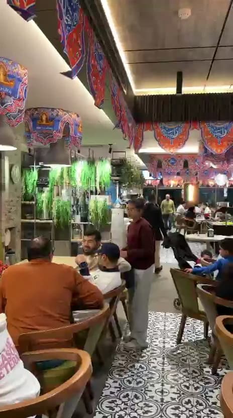 فيديو بصوت طبيعي لجلسات العائلات وأجواء ركن وردة