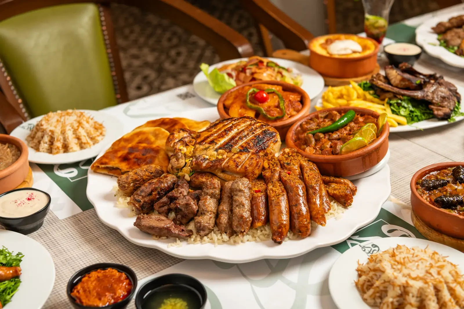 مائدة ركن وردة الغنية بالمشويات والأطباق المصرية